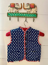 Load image into Gallery viewer, ELLIE print gilet NAVY/RED STRIPE
